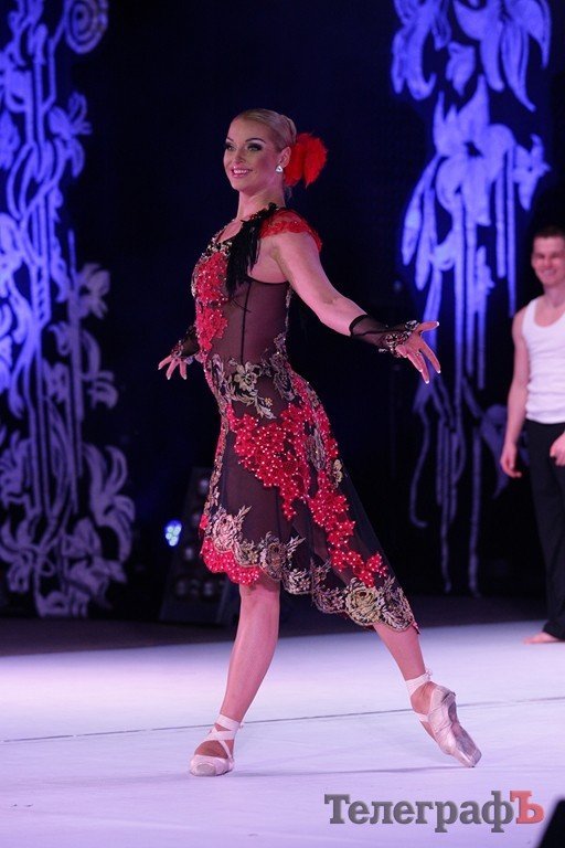 Вегетарианку Анастасию Волочкову соблазнили свиные ушки (ВИДЕО) Вегетарианку Анастасию Волочкову соблазнили свиные ушки (ВИДЕО)