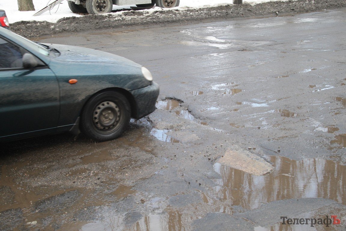 На Молодежном по дороге в районе остановки «Улица Керченская» можно проехать "только на танке" На Молодежном по дороге в районе остановки «Улица Керченская» можно проехать "только на танке"