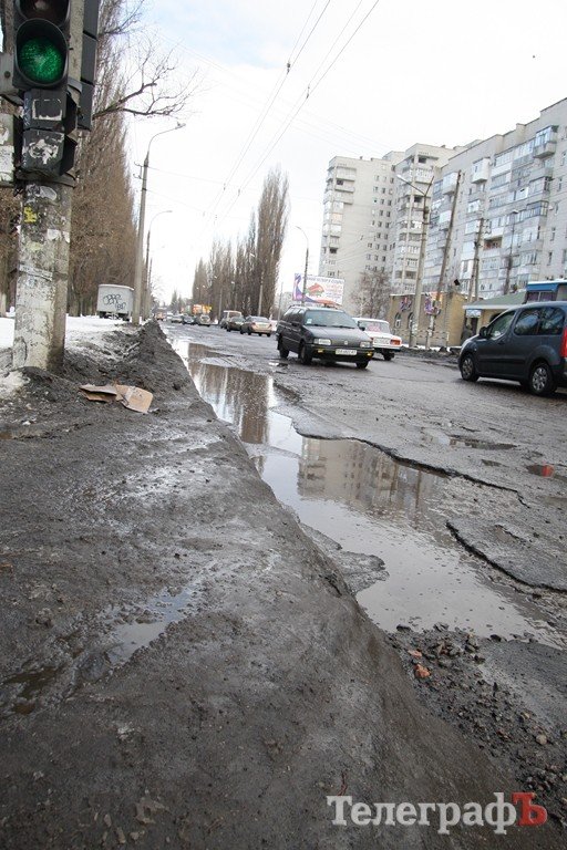 На Молодежном по дороге в районе остановки «Улица Керченская» можно проехать "только на танке" На Молодежном по дороге в районе остановки «Улица Керченская» можно проехать "только на танке"