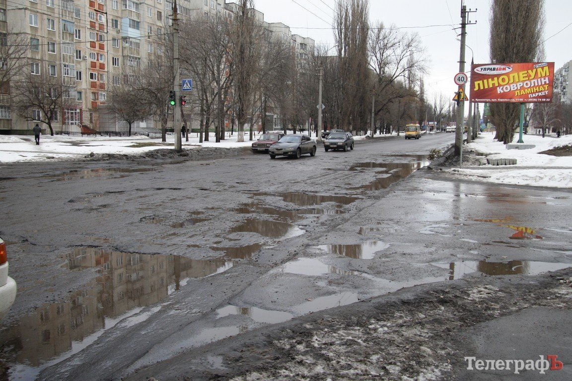 На Молодежном по дороге в районе остановки «Улица Керченская» можно проехать "только на танке" На Молодежном по дороге в районе остановки «Улица Керченская» можно проехать "только на танке"