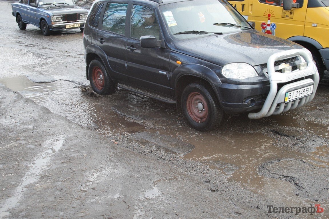 На Молодежном по дороге в районе остановки «Улица Керченская» можно проехать "только на танке" На Молодежном по дороге в районе остановки «Улица Керченская» можно проехать "только на танке"