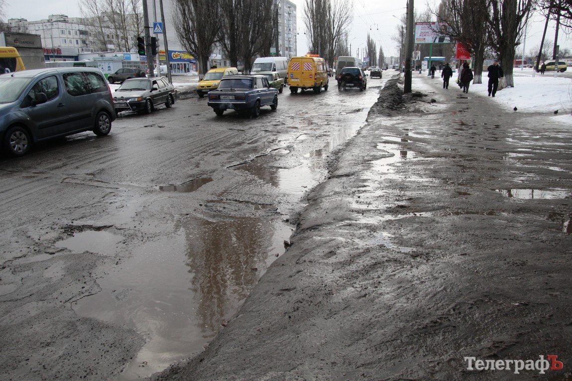 На Молодежном по дороге в районе остановки «Улица Керченская» можно проехать "только на танке" На Молодежном по дороге в районе остановки «Улица Керченская» можно проехать "только на танке"