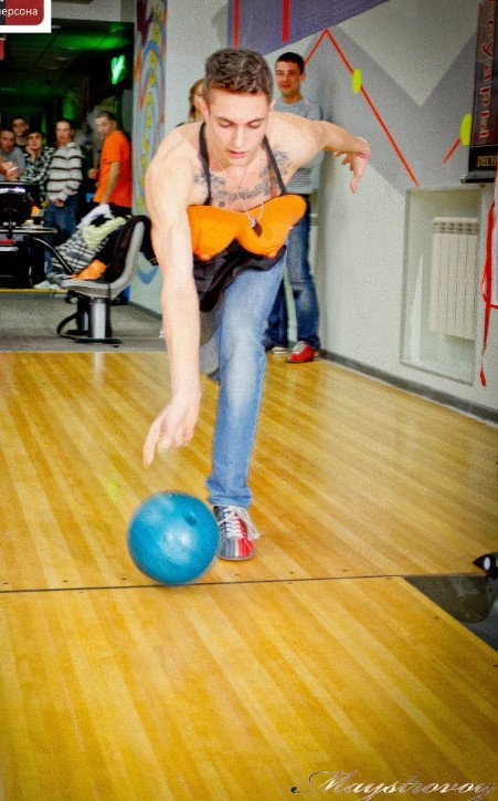 В Кременчуге сыграли в боулинг на раздевание (ФОТО) В Кременчуге сыграли в боулинг на раздевание (ФОТО)