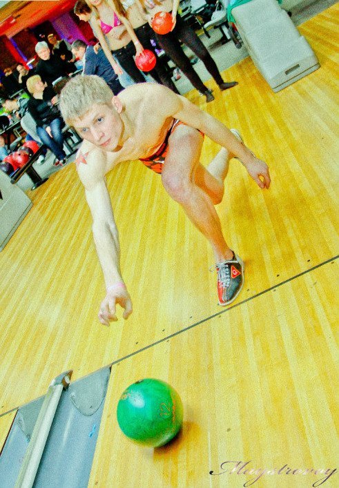 В Кременчуге сыграли в боулинг на раздевание (ФОТО) В Кременчуге сыграли в боулинг на раздевание (ФОТО)