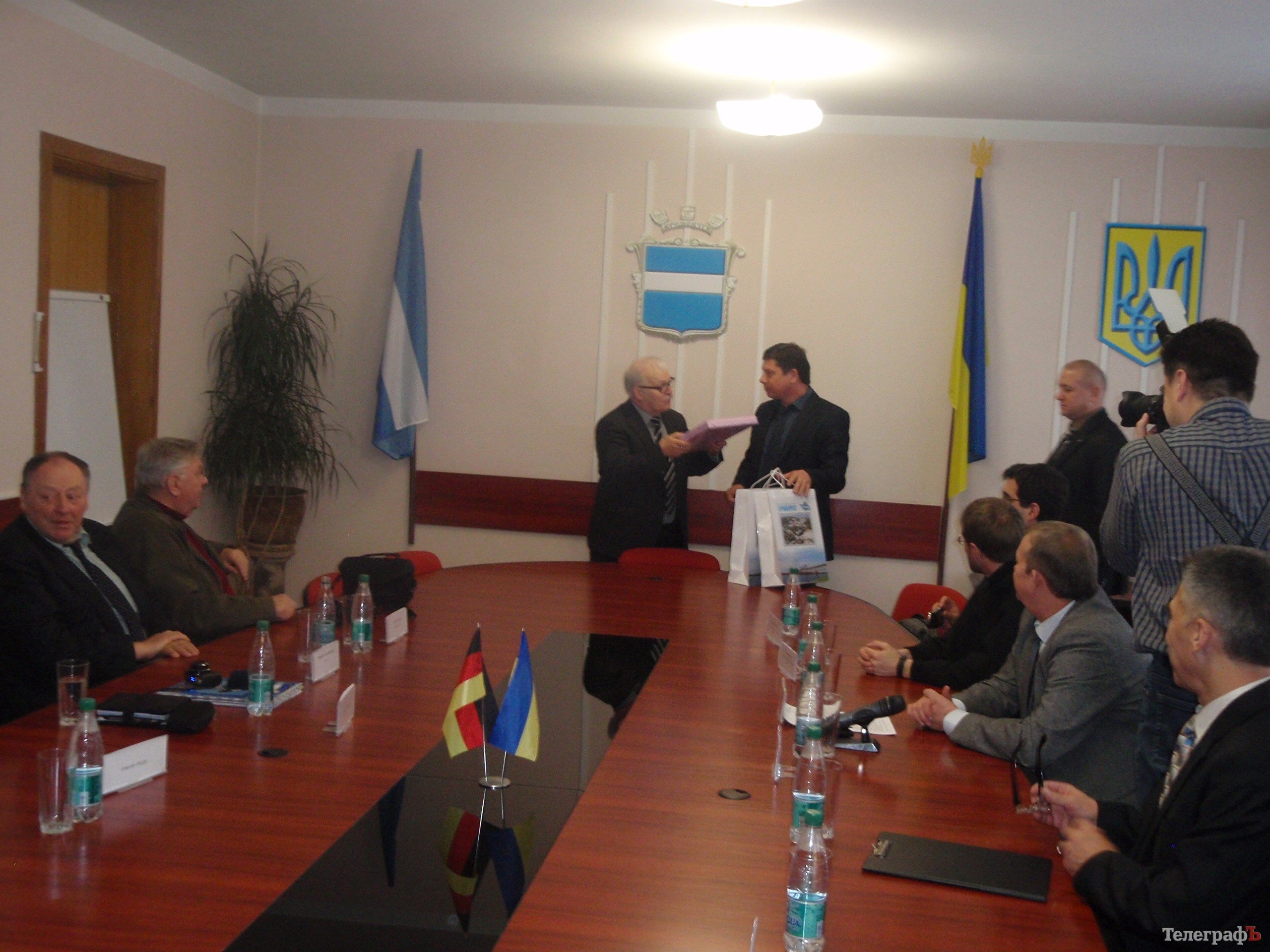 Вице-мэр Кременчуга Калашник вручил Йозефу Кубереку почетный знак «За заслуги перед городом» Вице-мэр Кременчуга Калашник вручил Йозефу Кубереку почетный знак «За заслуги перед городом»