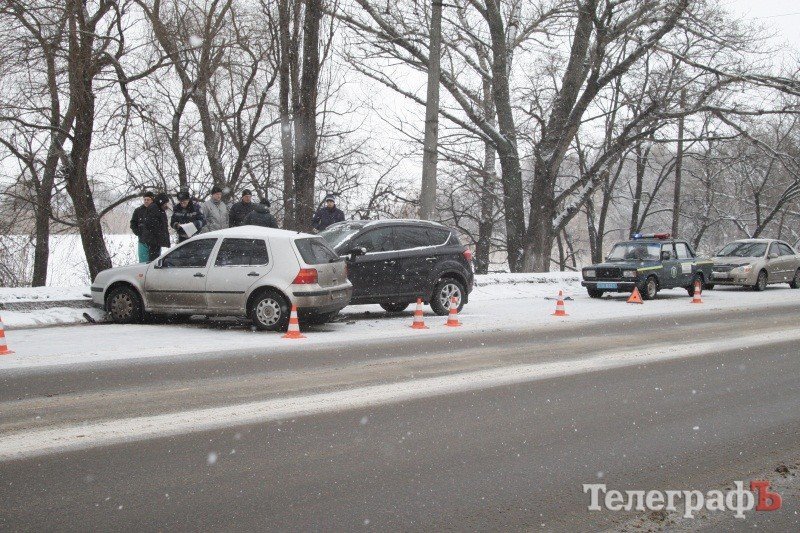 В Кременчуге столкнулись Volkswagen Golf и Ford Kuga. Есть пострадавшие (ФОТО) В Кременчуге столкнулись Volkswagen Golf и Ford Kuga. Есть пострадавшие (ФОТО)
