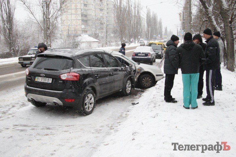В Кременчуге столкнулись Volkswagen Golf и Ford Kuga. Есть пострадавшие (ФОТО) В Кременчуге столкнулись Volkswagen Golf и Ford Kuga. Есть пострадавшие (ФОТО)