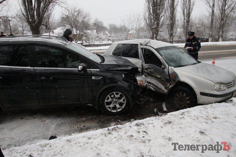 В Кременчуге столкнулись Volkswagen Golf и Ford Kuga. Есть пострадавшие (ФОТО) В Кременчуге столкнулись Volkswagen Golf и Ford Kuga. Есть пострадавшие (ФОТО)