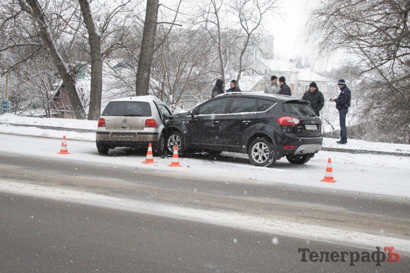 В Кременчуге столкнулись Volkswagen Golf и Ford Kuga. Есть пострадавшие (ФОТО) В Кременчуге столкнулись Volkswagen Golf и Ford Kuga. Есть пострадавшие (ФОТО)