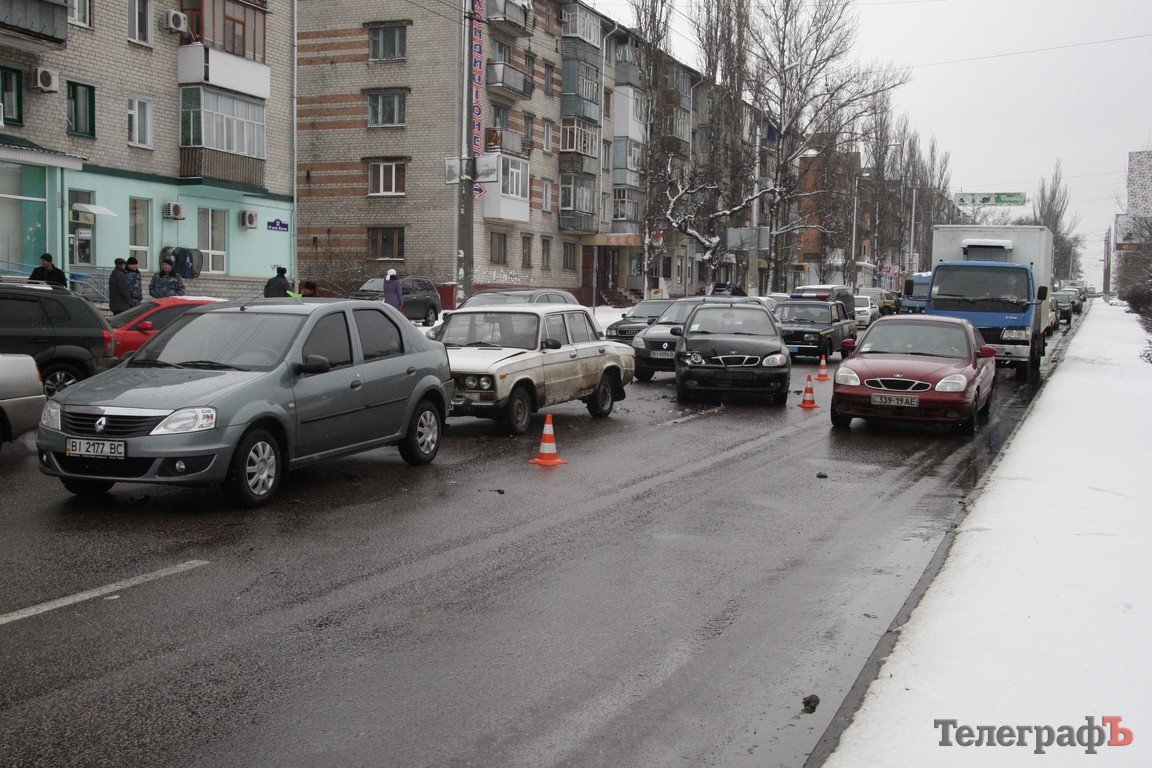 В Кременчуге столкнулись 4 машины (ФОТО, ВИДЕО) В Кременчуге столкнулись 4 машины (ФОТО, ВИДЕО)