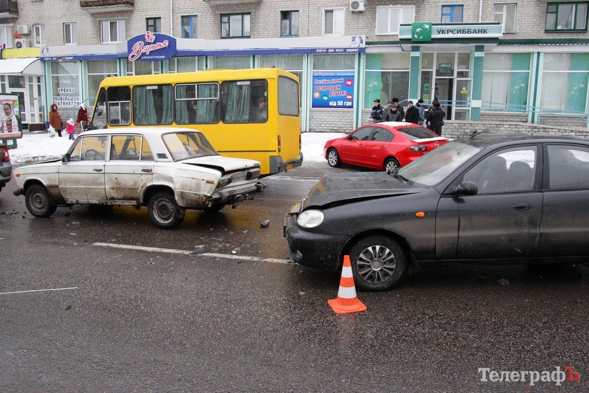 В Кременчуге столкнулись 4 машины (ФОТО, ВИДЕО) В Кременчуге столкнулись 4 машины (ФОТО, ВИДЕО)