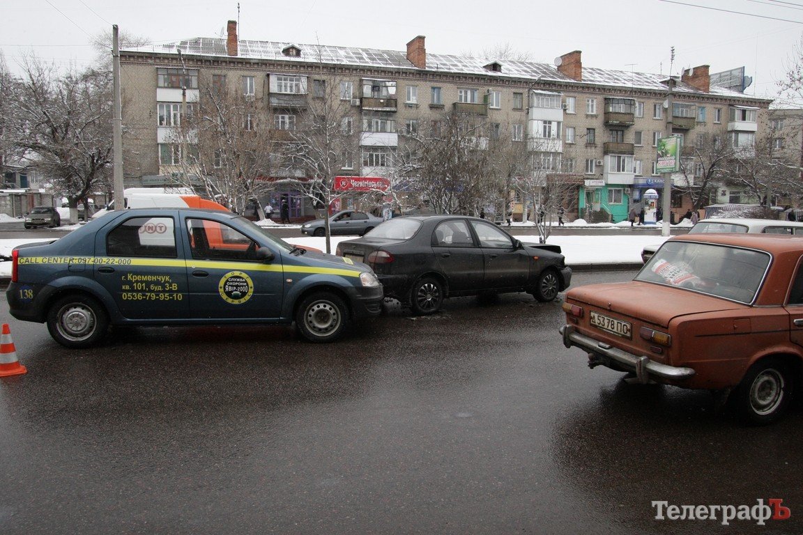 В Кременчуге столкнулись 4 машины (ФОТО, ВИДЕО) В Кременчуге столкнулись 4 машины (ФОТО, ВИДЕО)