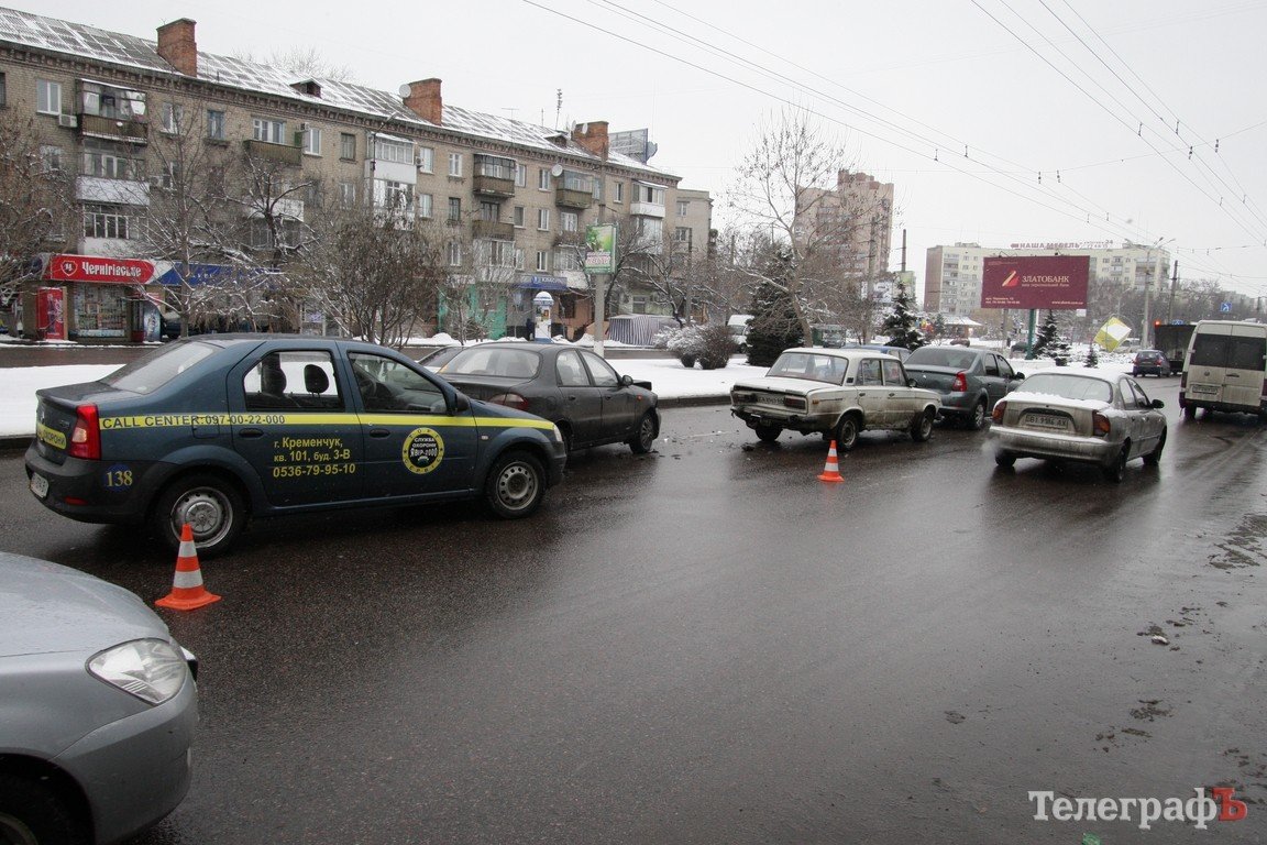 В Кременчуге столкнулись 4 машины (ФОТО, ВИДЕО) В Кременчуге столкнулись 4 машины (ФОТО, ВИДЕО)