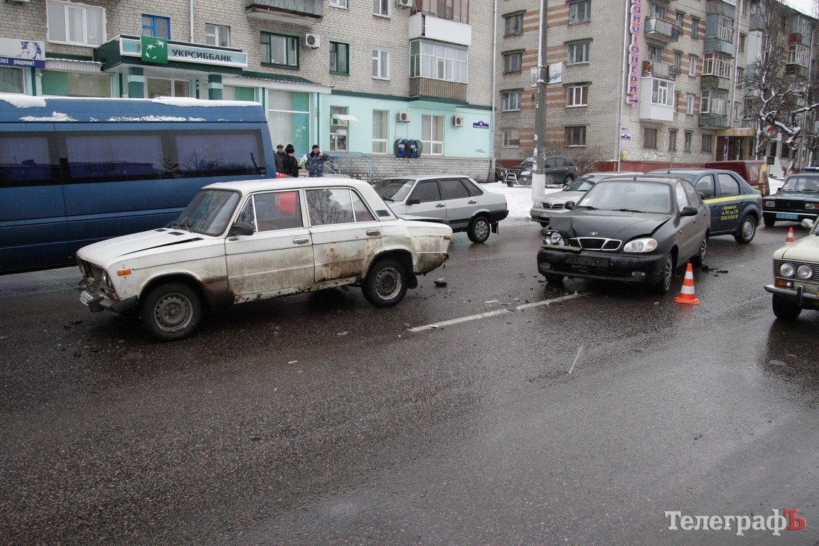 В Кременчуге столкнулись 4 машины (ФОТО, ВИДЕО) В Кременчуге столкнулись 4 машины (ФОТО, ВИДЕО)