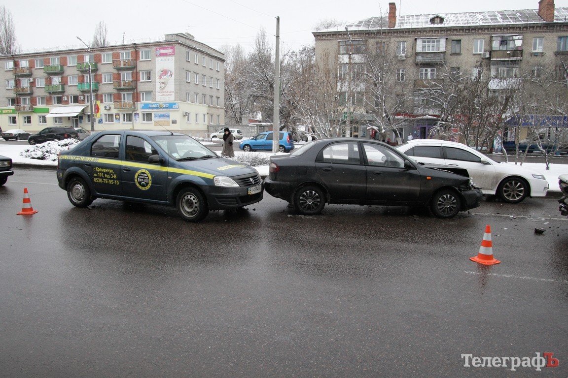 В Кременчуге столкнулись 4 машины (ФОТО, ВИДЕО) В Кременчуге столкнулись 4 машины (ФОТО, ВИДЕО)