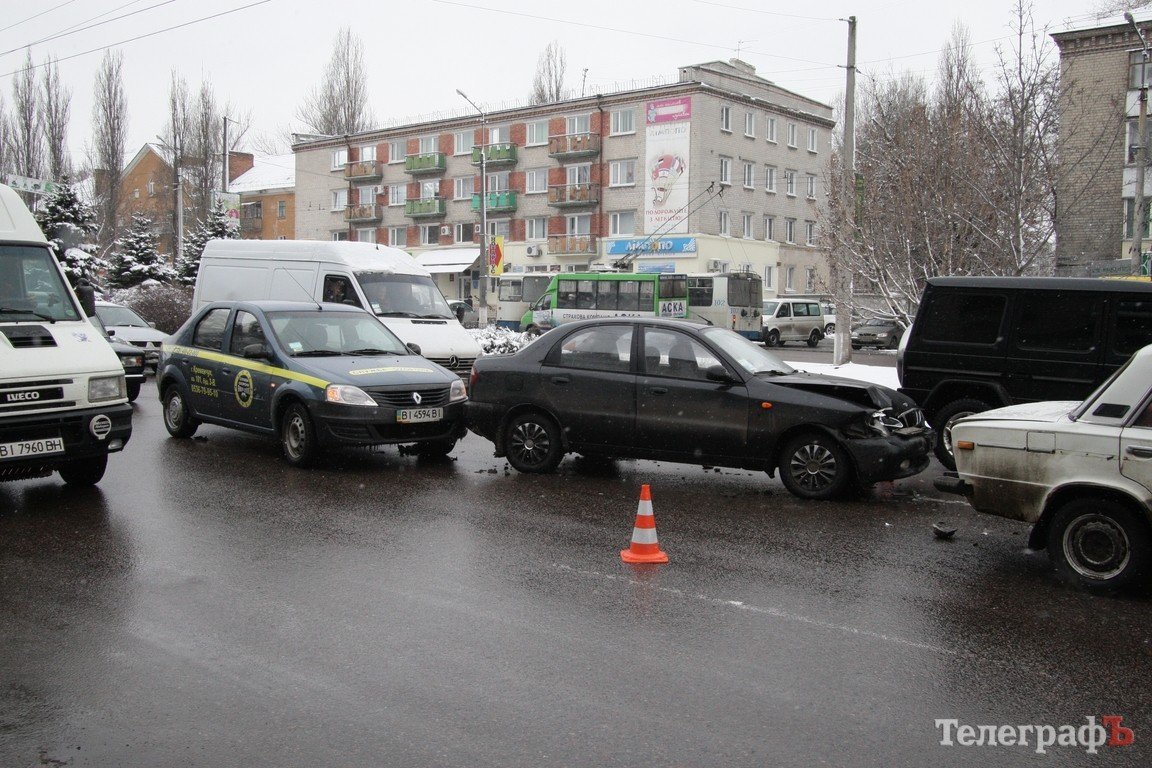 В Кременчуге столкнулись 4 машины (ФОТО, ВИДЕО) В Кременчуге столкнулись 4 машины (ФОТО, ВИДЕО)