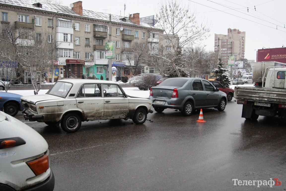 В Кременчуге столкнулись 4 машины (ФОТО, ВИДЕО) В Кременчуге столкнулись 4 машины (ФОТО, ВИДЕО)