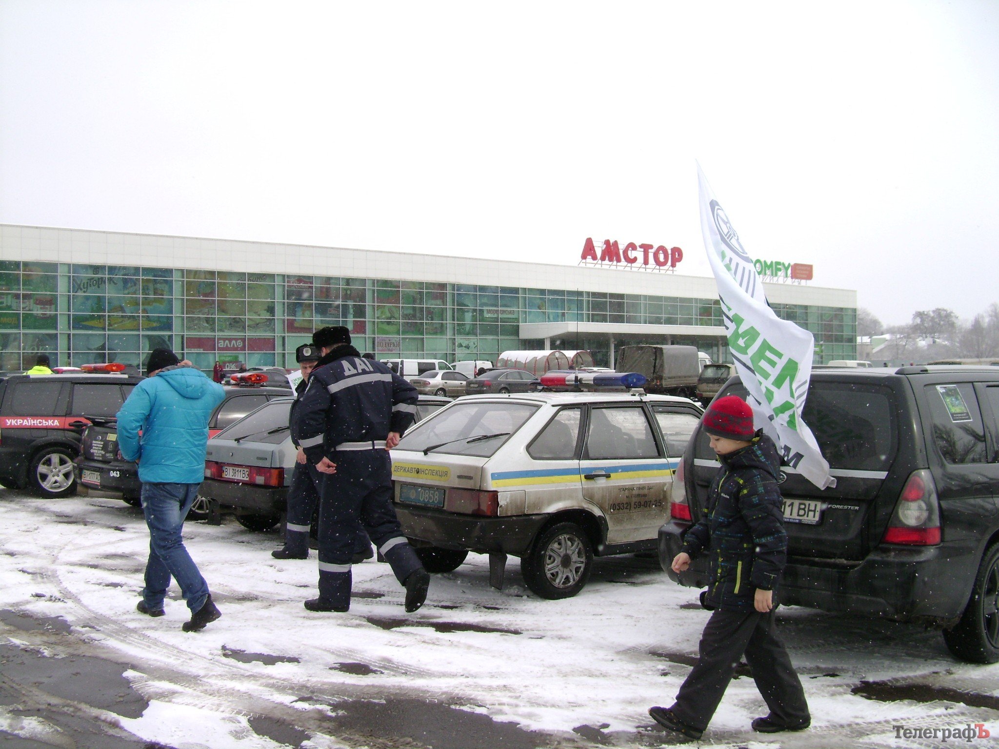 В Кременчуге автолюбители и ГАИ призывали водителей и пешеходов не нарушать ПДД (ФОТО, ВИДЕО) В Кременчуге автолюбители и ГАИ призывали водителей и пешеходов не нарушать ПДД (ФОТО, ВИДЕО)