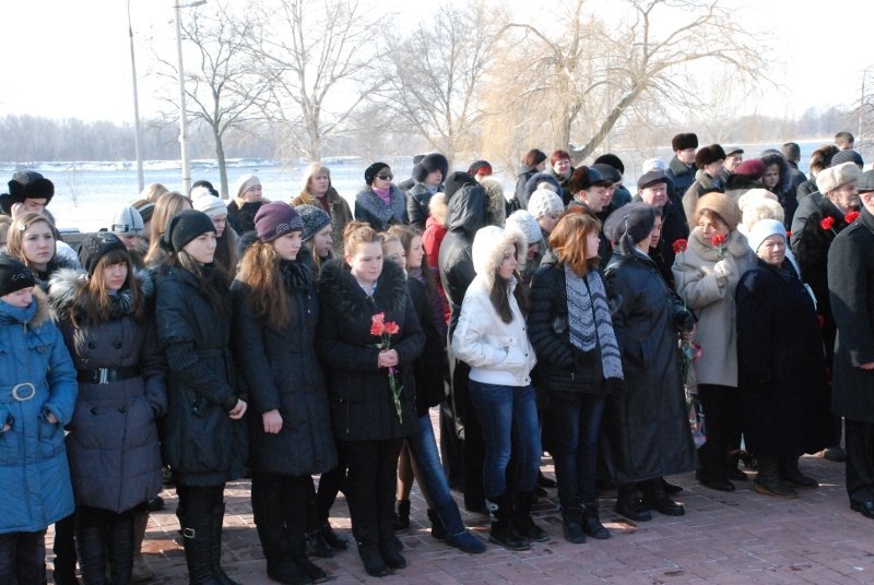 Кременчужане принесли цветы Кобзарю (ФОТО) Кременчужане принесли цветы Кобзарю (ФОТО)