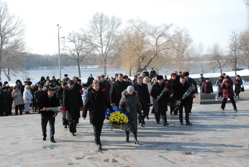 Кременчужане принесли цветы Кобзарю (ФОТО) Кременчужане принесли цветы Кобзарю (ФОТО)