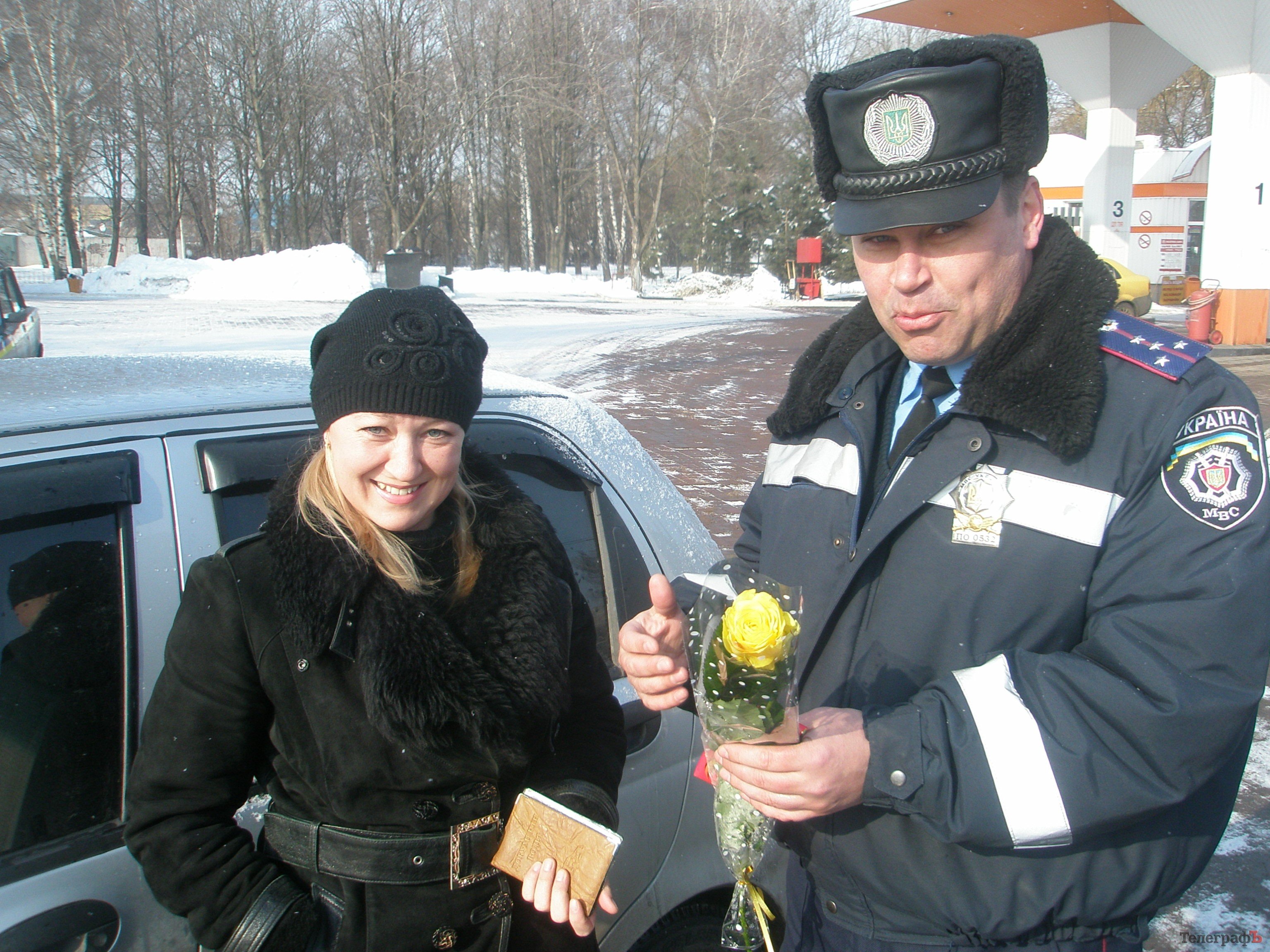 В Кременчуге инспекторы ГАИ поздравили женщин-водителей с 8 Марта (ФОТО) В Кременчуге инспекторы ГАИ поздравили женщин-водителей с 8 Марта (ФОТО)