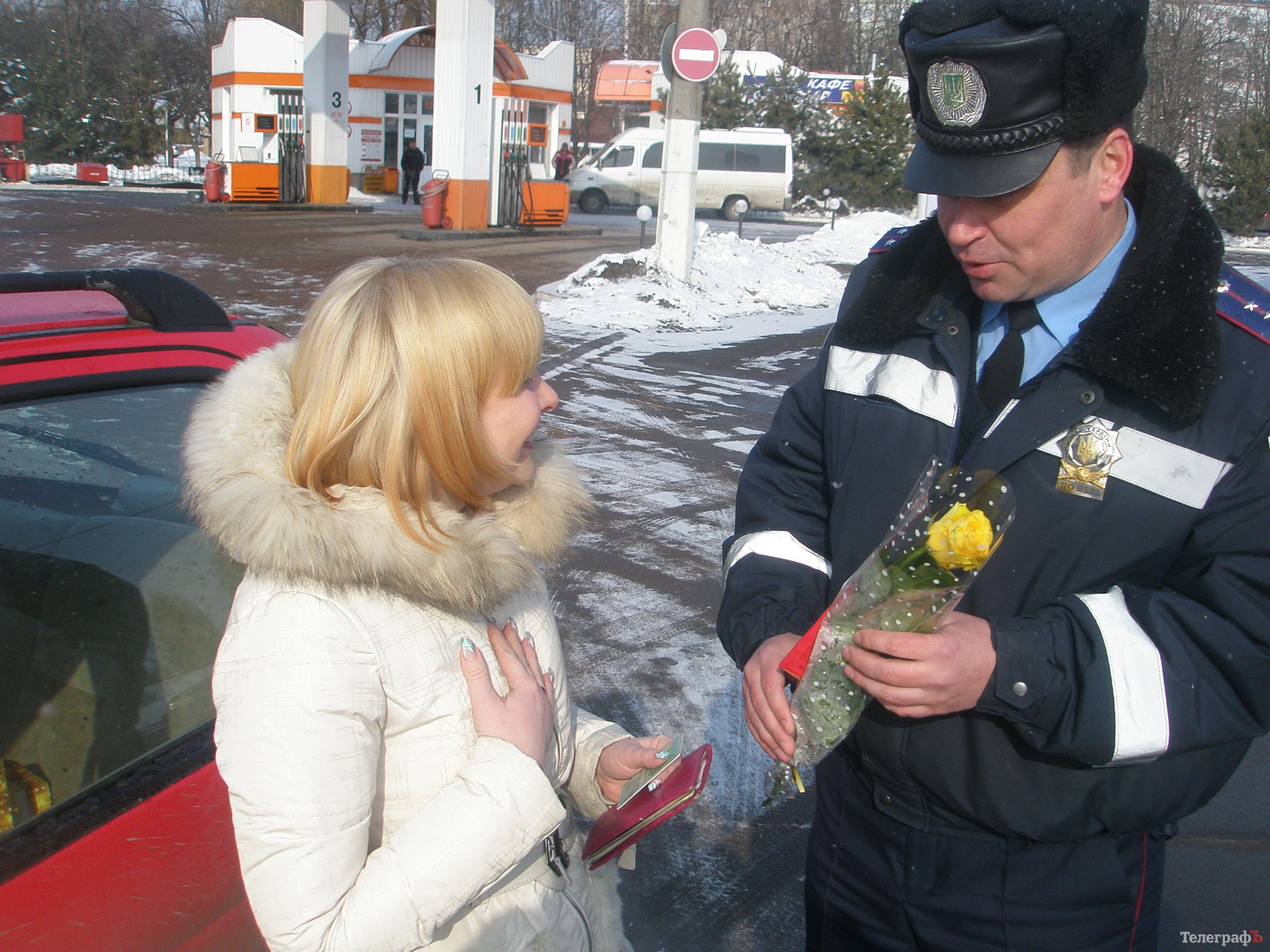 В Кременчуге инспекторы ГАИ поздравили женщин-водителей с 8 Марта (ФОТО) В Кременчуге инспекторы ГАИ поздравили женщин-водителей с 8 Марта (ФОТО)