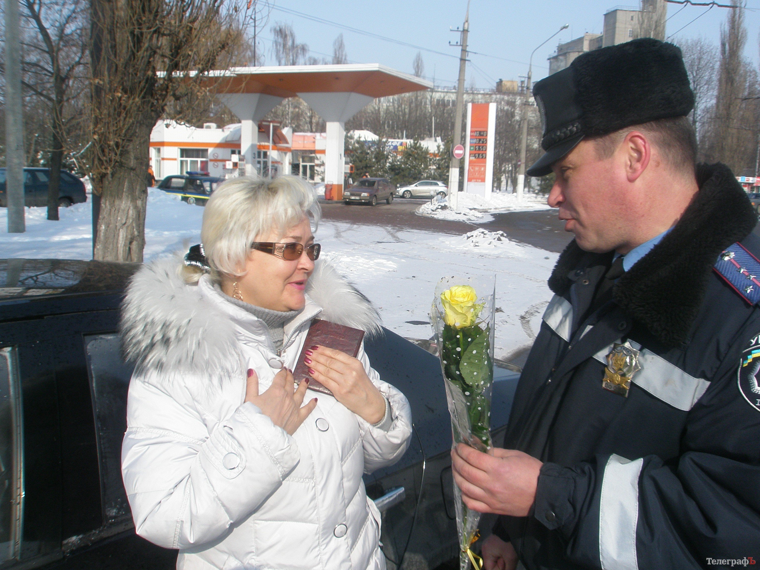 В Кременчуге инспекторы ГАИ поздравили женщин-водителей с 8 Марта (ФОТО) В Кременчуге инспекторы ГАИ поздравили женщин-водителей с 8 Марта (ФОТО)