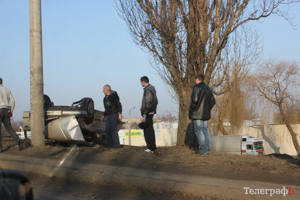 На путепроводе в районе Пивзавода перевернулась машина (Фото) На путепроводе в районе Пивзавода перевернулась машина (Фото)
