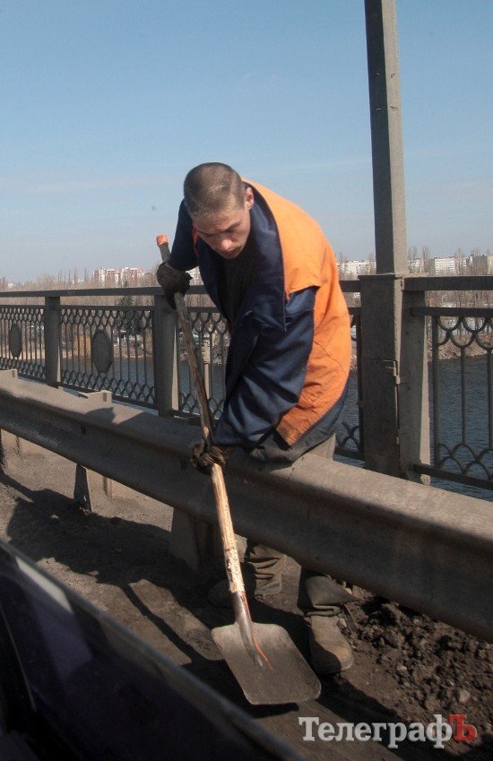 На Крюковском мосту убирают и меняют освещение На Крюковском мосту убирают и меняют освещение