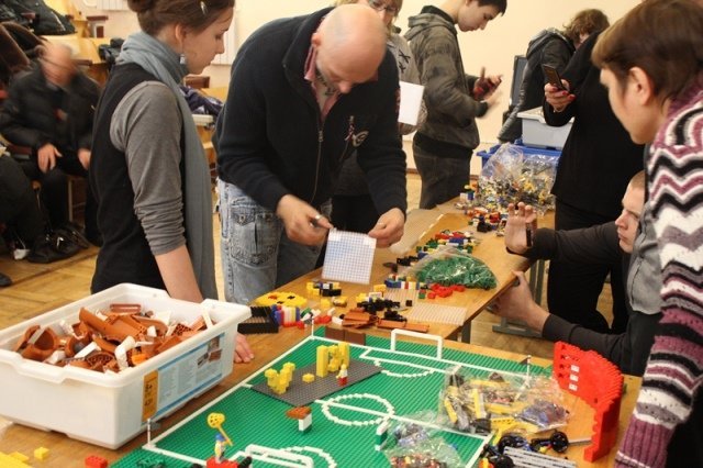 Кременчугские школьники построят стадион из кубиков LEGO Кременчугские школьники построят стадион из кубиков LEGO