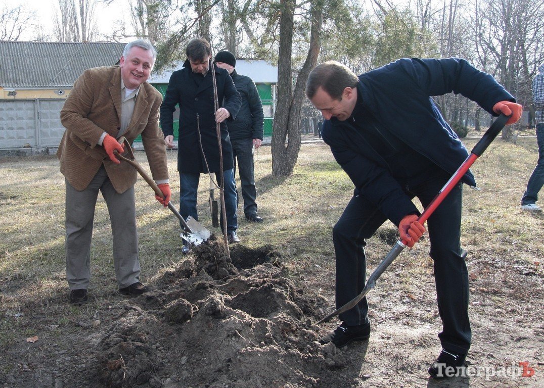 Кременчугские чиновники сменили ручки и компьютеры на грабли и лопаты (ФОТО, ВИДЕО) Кременчугские чиновники сменили ручки и компьютеры на грабли и лопаты (ФОТО, ВИДЕО)