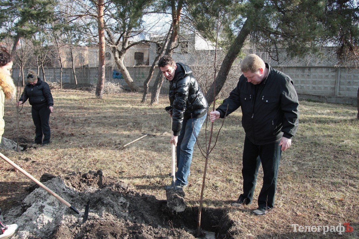Кременчугские чиновники сменили ручки и компьютеры на грабли и лопаты (ФОТО, ВИДЕО) Кременчугские чиновники сменили ручки и компьютеры на грабли и лопаты (ФОТО, ВИДЕО)