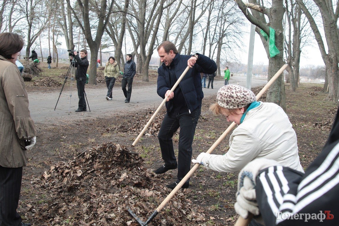 Кременчугские чиновники сменили ручки и компьютеры на грабли и лопаты (ФОТО, ВИДЕО) Кременчугские чиновники сменили ручки и компьютеры на грабли и лопаты (ФОТО, ВИДЕО)