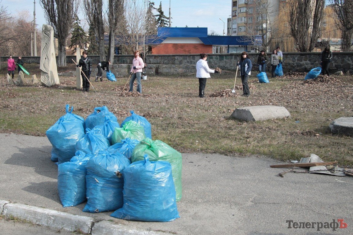 Кременчугские чиновники сменили ручки и компьютеры на грабли и лопаты (ФОТО, ВИДЕО) Кременчугские чиновники сменили ручки и компьютеры на грабли и лопаты (ФОТО, ВИДЕО)