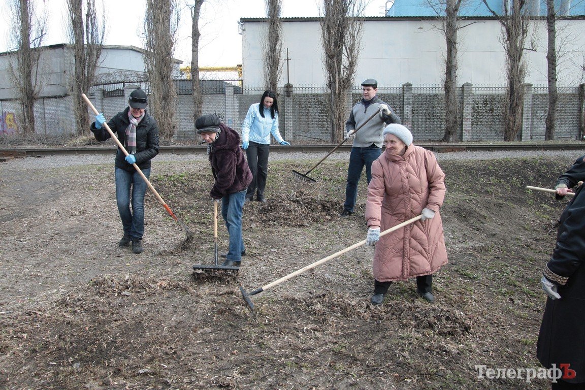Кременчугские чиновники сменили ручки и компьютеры на грабли и лопаты (ФОТО, ВИДЕО) Кременчугские чиновники сменили ручки и компьютеры на грабли и лопаты (ФОТО, ВИДЕО)
