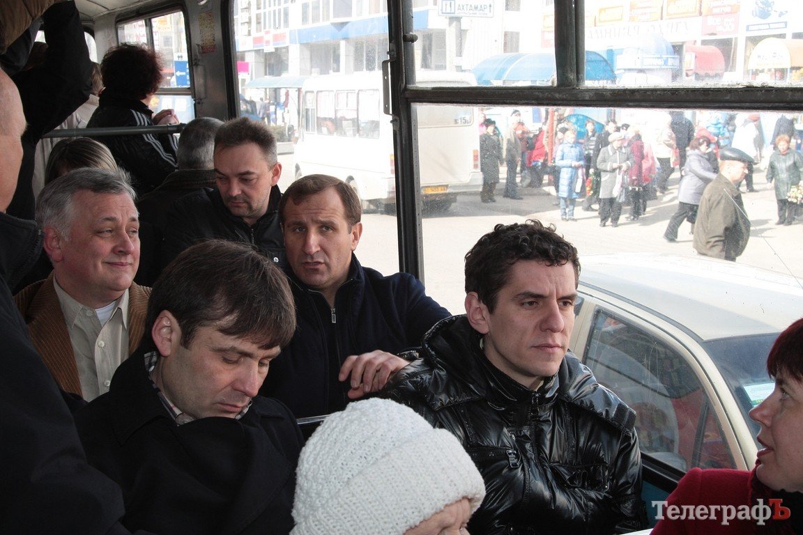 Мэр Бабаев с заместителями покатались на троллейбусе (ФОТО, ВИДЕО) Мэр Бабаев с заместителями покатались на троллейбусе (ФОТО, ВИДЕО)