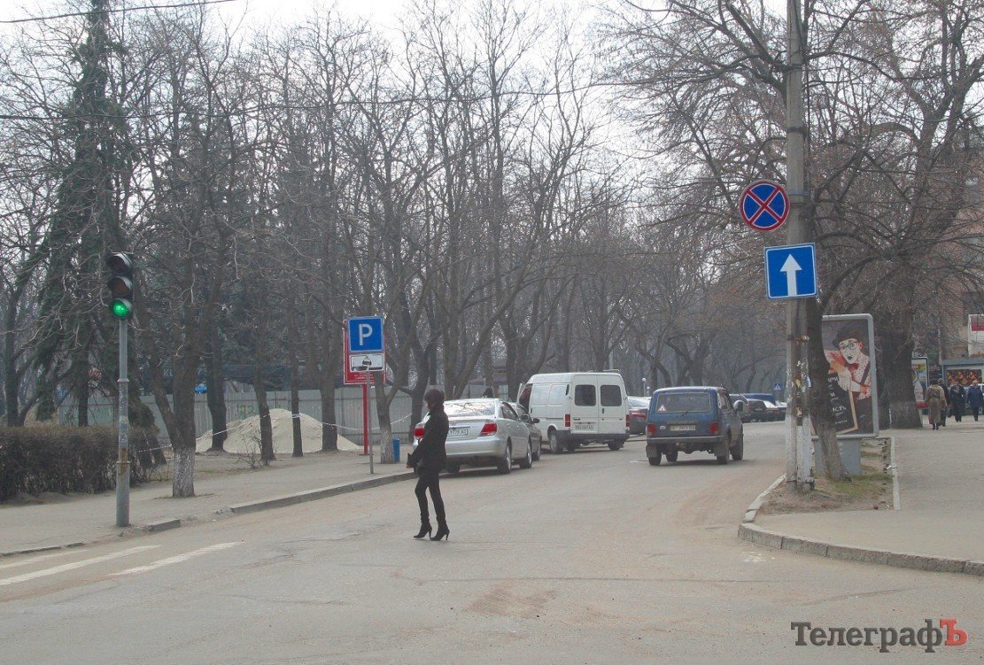 В центре Кременчуга убрали часть знаков «остановка запрещена» (ФОТО) В центре Кременчуга убрали часть знаков «остановка запрещена» (ФОТО)