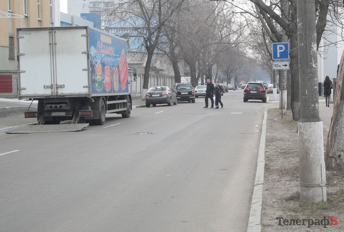 В центре Кременчуга убрали часть знаков «остановка запрещена» (ФОТО) В центре Кременчуга убрали часть знаков «остановка запрещена» (ФОТО)