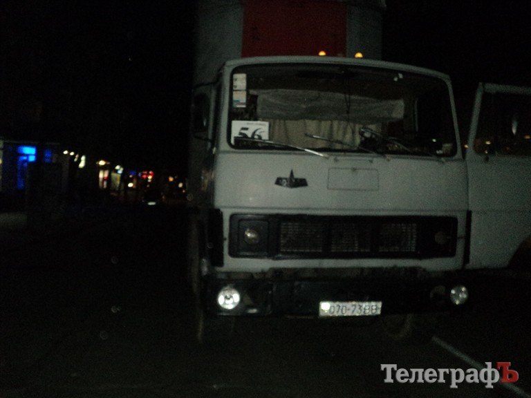 В центре Кременчуга грузовик "свалил" две электроопоры (ФОТО, дополнено) В центре Кременчуга грузовик "свалил" две электроопоры (ФОТО, дополнено)