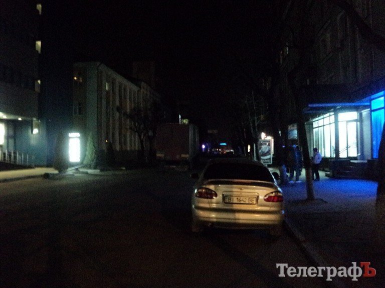 В центре Кременчуга грузовик "свалил" две электроопоры (ФОТО, дополнено) В центре Кременчуга грузовик "свалил" две электроопоры (ФОТО, дополнено)