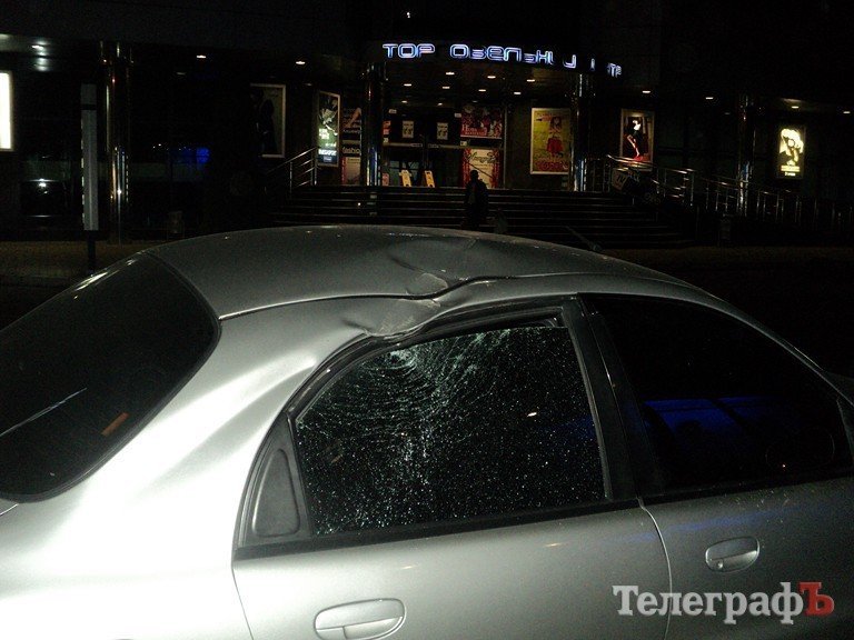 В центре Кременчуга грузовик "свалил" две электроопоры (ФОТО, дополнено) В центре Кременчуга грузовик "свалил" две электроопоры (ФОТО, дополнено)