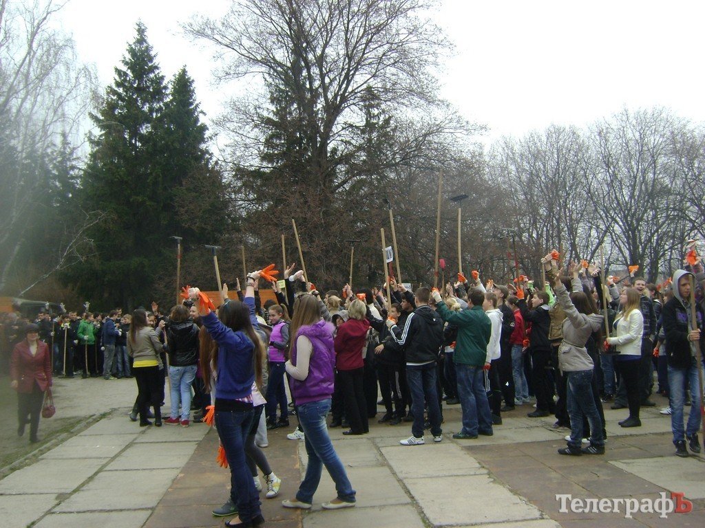 В Кременчуге школьники убирали парк «Приднепровский» (ФОТО) В Кременчуге школьники убирали парк «Приднепровский» (ФОТО)