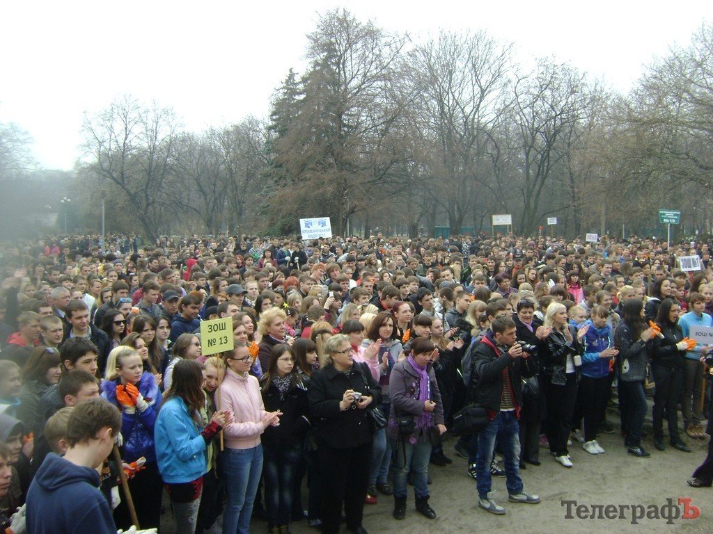 В Кременчуге школьники убирали парк «Приднепровский» (ФОТО) В Кременчуге школьники убирали парк «Приднепровский» (ФОТО)