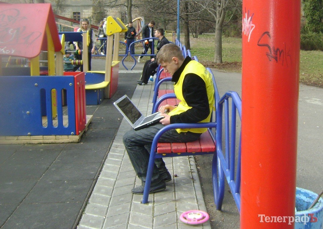 В Кременчуге школьники убирали парк «Приднепровский» (ФОТО) В Кременчуге школьники убирали парк «Приднепровский» (ФОТО)