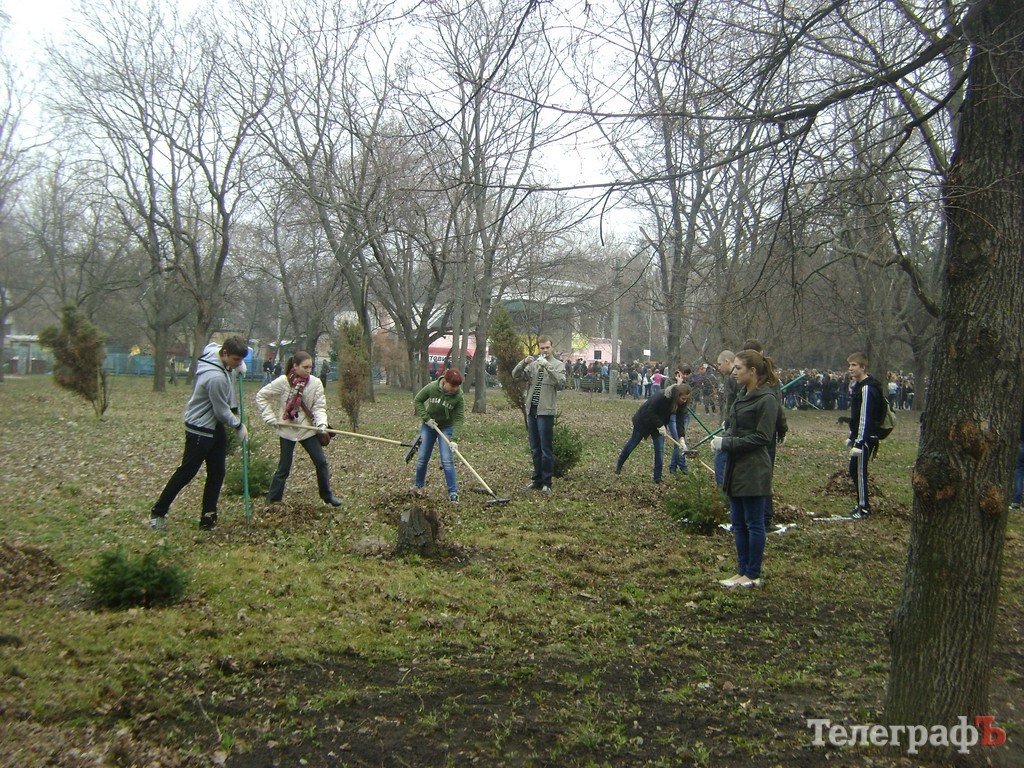 В Кременчуге школьники убирали парк «Приднепровский» (ФОТО) В Кременчуге школьники убирали парк «Приднепровский» (ФОТО)