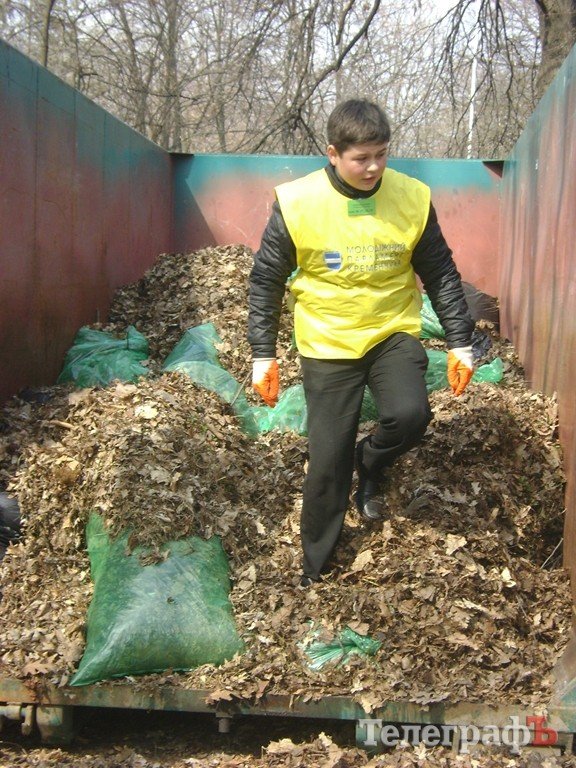 В Кременчуге школьники убирали парк «Приднепровский» (ФОТО) В Кременчуге школьники убирали парк «Приднепровский» (ФОТО)