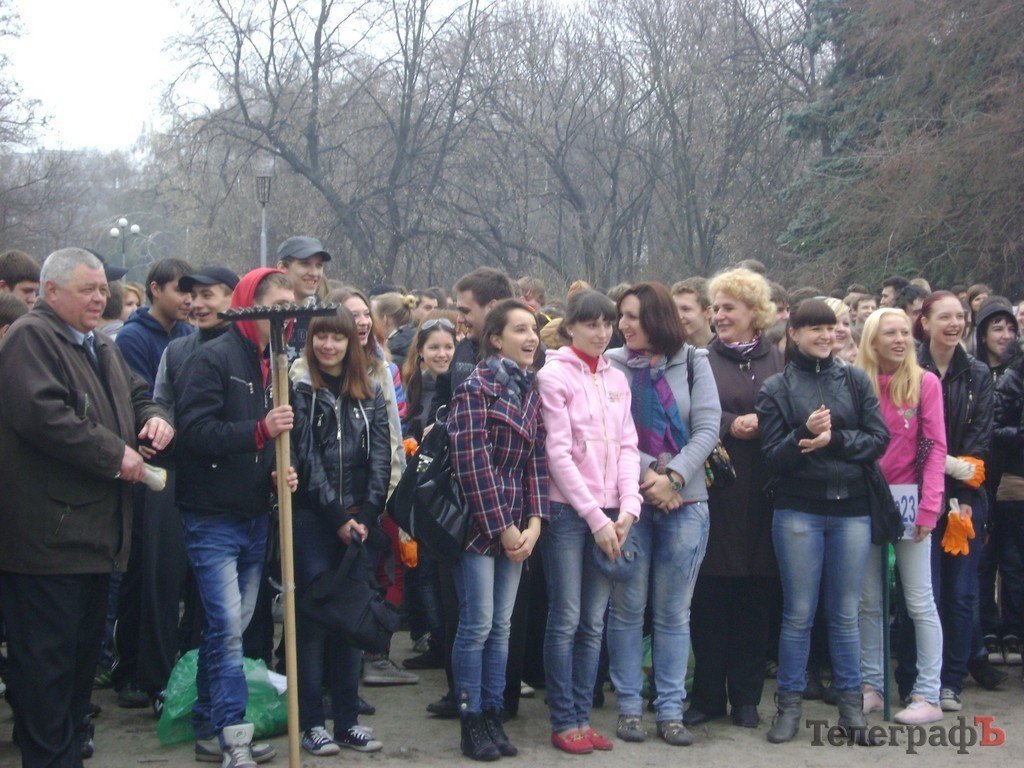 В Кременчуге школьники убирали парк «Приднепровский» (ФОТО) В Кременчуге школьники убирали парк «Приднепровский» (ФОТО)