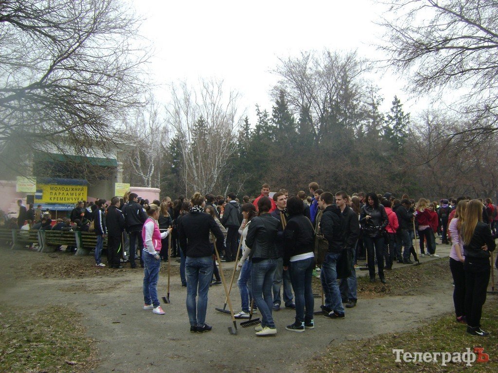В Кременчуге школьники убирали парк «Приднепровский» (ФОТО) В Кременчуге школьники убирали парк «Приднепровский» (ФОТО)