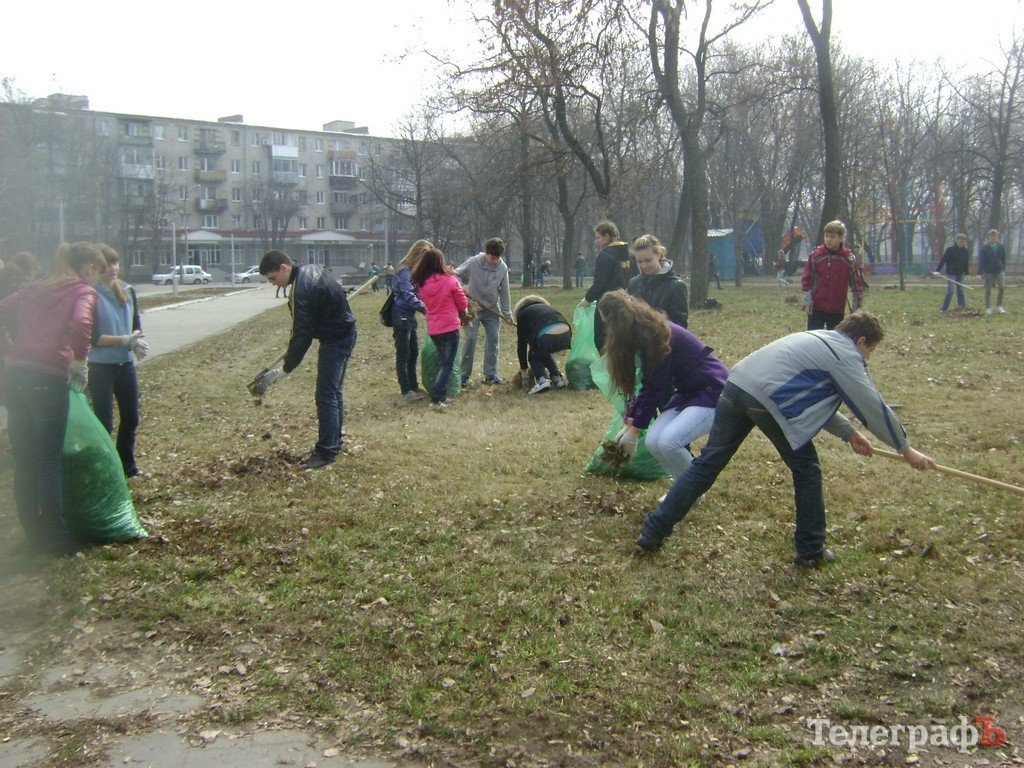 В Кременчуге школьники убирали парк «Приднепровский» (ФОТО) В Кременчуге школьники убирали парк «Приднепровский» (ФОТО)