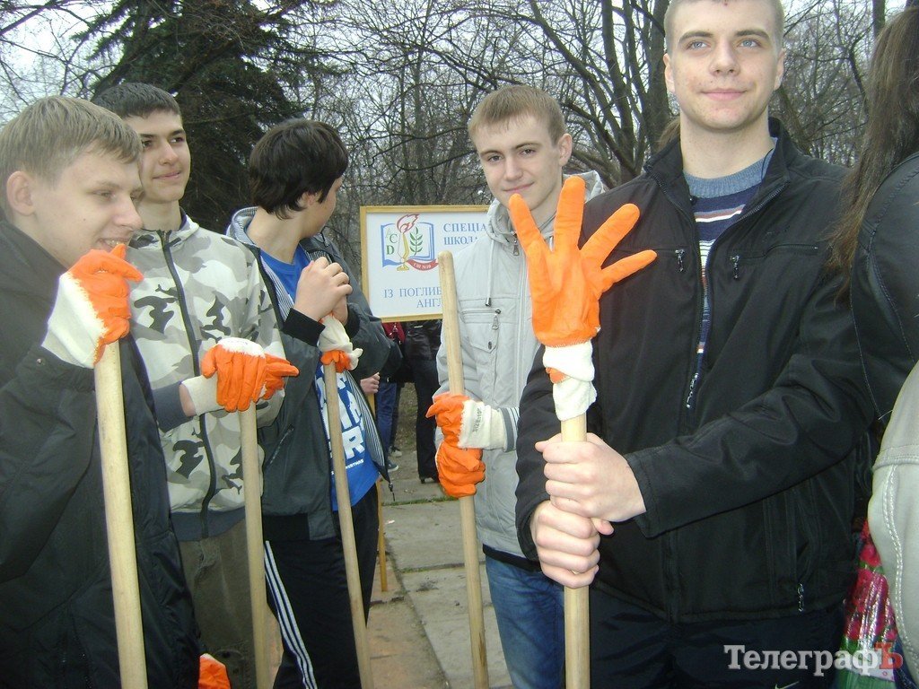 В Кременчуге школьники убирали парк «Приднепровский» (ФОТО) В Кременчуге школьники убирали парк «Приднепровский» (ФОТО)